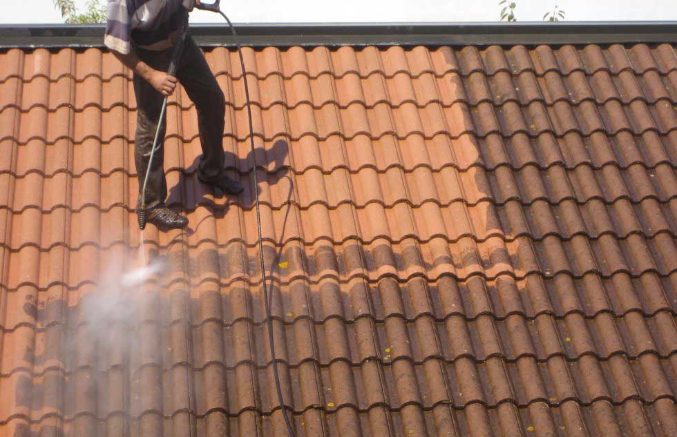 Nettoyage et démoussage toiture - AVR RENOV GIRONDE : nettoyage, protection anti-mousse toiture. Démoussage. Application d’un revêtement peinture hydrofuge coloré de toit sur tuiles. Artisan couvreur. Intervention en Gironde (33) Bordeaux