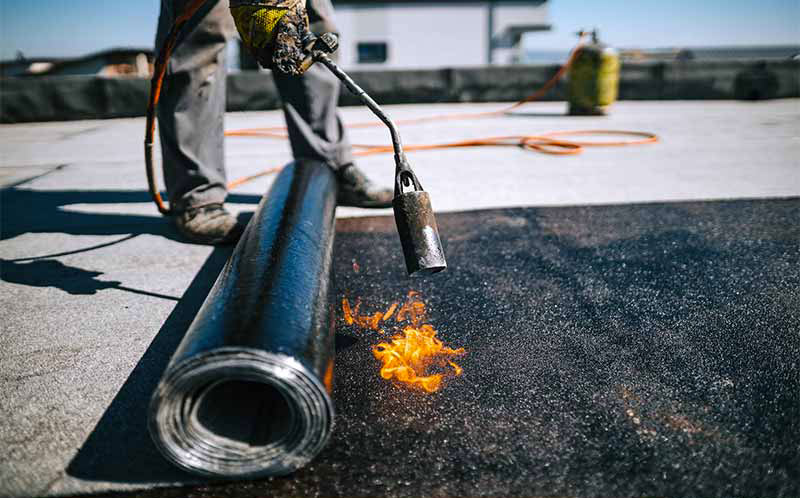 Etanchéité toit terrasse : AVR RENOV GIRONDE : étancheurs. Nos artisans étancheurs réalisent les travaux d’étanchéité toit plat par membrane bitumeuse en Gironde (33)