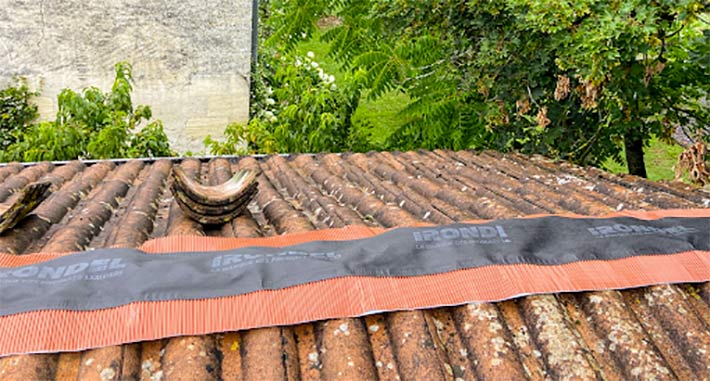 Travaux de toiture - AVR RENOV GIRONDE : artisans couvreurs : artisan couvreur : couvreur sur LE MANS, LA SARTHE : pose ou rénovation de votre toiture : ardoises, tuiles… Faitage. Dépannage et intervention en urgence pour votre toit. Pose fenêtre de toit vélux. Intervention en Gironde (33) Bordeaux